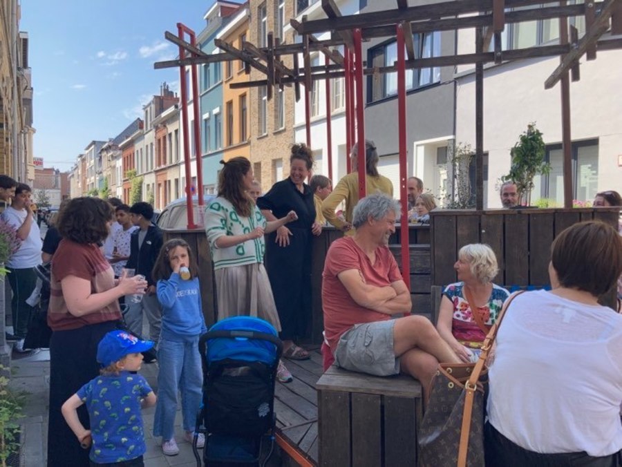 Foto van gezelligheid in de buurt op een parklet